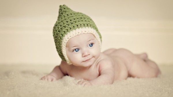 Обои голинького младенца в зеленой шапочке