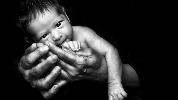Черно-белые обои младенца на руках
