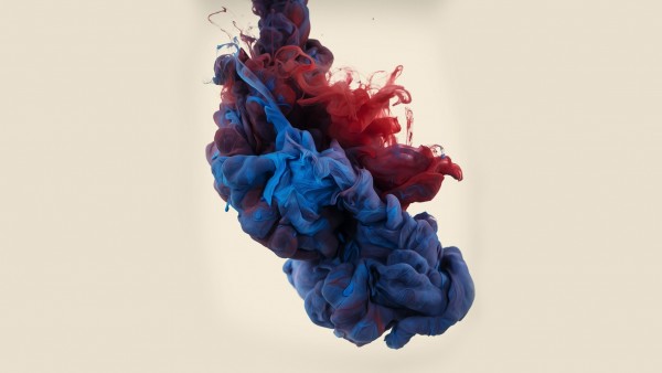Широкоформатная картинка смеси синей и красной краски в воде