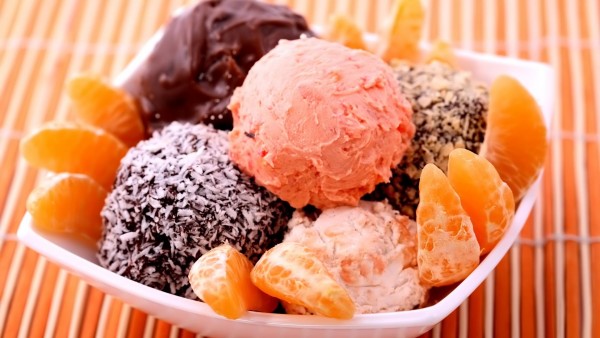 Заставка вкусного мороженого с фруктами