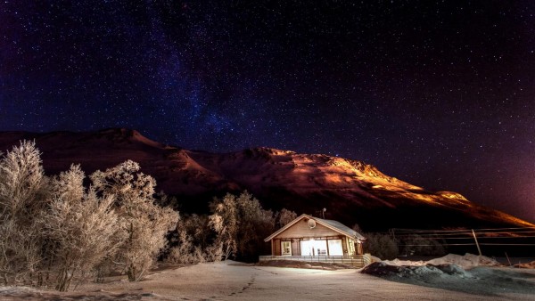 Горы зимой для рабочего стола природа снег ночное небо обои скачать