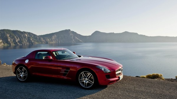 Красный Mercedes на фоне моря и гор