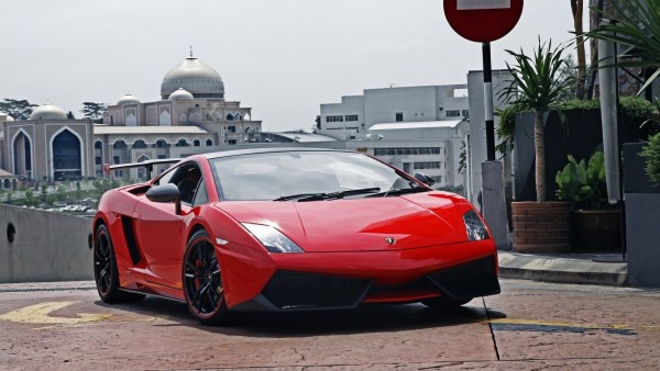 Фотография высокого разрешения спортивного автомобиля Lamborghini