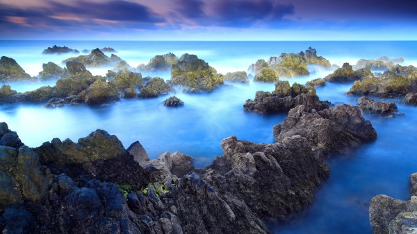 Камни на берегу океана, берег в голубых тонах