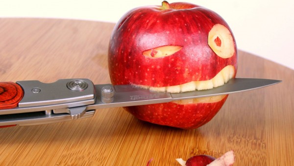 Яблоко-нож, яблоко, нож, лицо, схватка, прикольные картинки, юмористические обои, битва