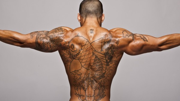 Мужчина с татуировкой на спине фото