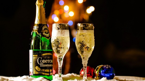 Бутылка Советского шампанского, бокалы с шампанским, Новогодний стол, праздничное угощение, картинки, обои