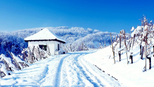 Домик в горах зимой обои для рабочего стола