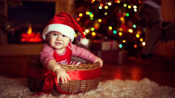 Милый ребенок носит рождественскую шапку обои для рабочего стола