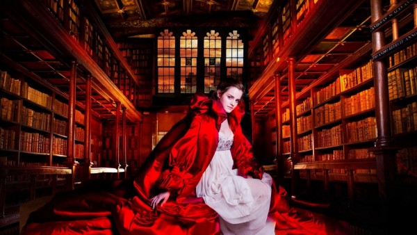 Женственная Эмма Уотсон в книжных полках библиотеке