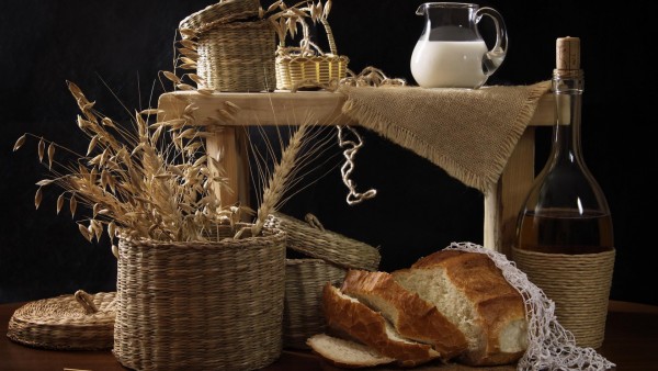 Натюрморт народный самогон, молоко хлеб 