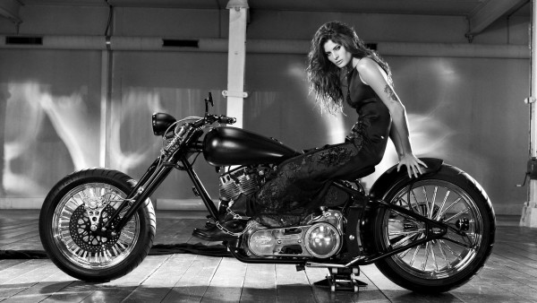 Девушка на мотоцикле Чепер фото