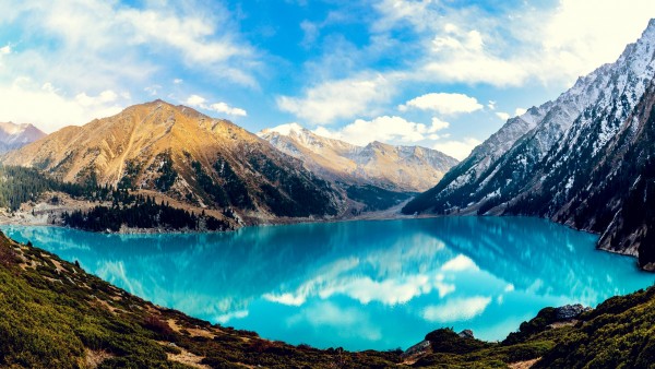 Голубое озеро высоко в горах