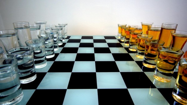 Алкогольные шахматы коньяк против водки 