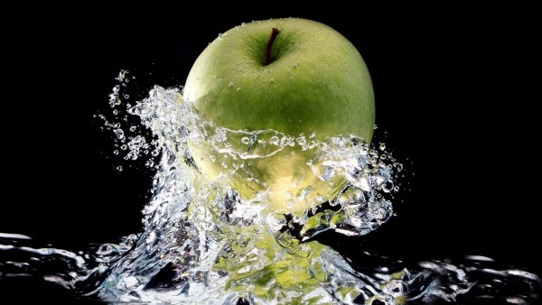 Зеленое яблоко в всплеск пресной воды обои
