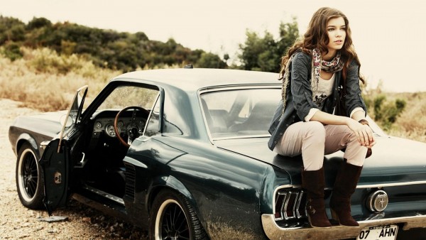 Девушка на классическом Ford Mustang
