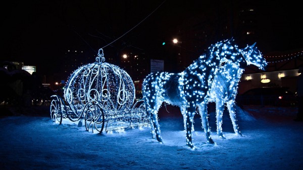 гирлянды лошади и карета новогодние украшения ночью