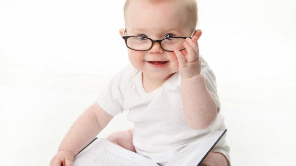 Малыш в очках на белом фоне