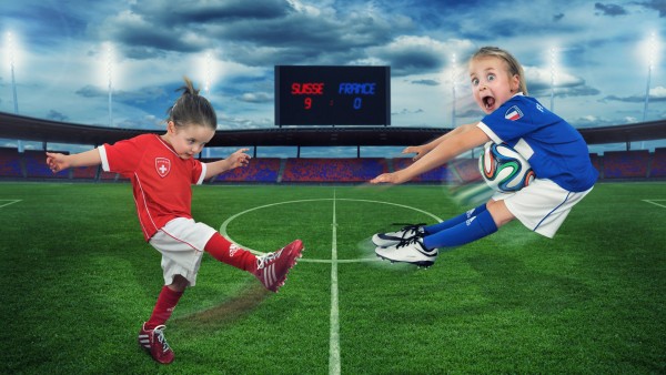Девочки маленькие играют в футбол обои на рабочий стол