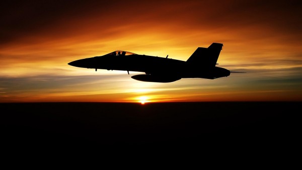 F18 Hornet истребитель на закате обои на рабочий стол