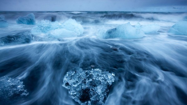 куски льда в океане