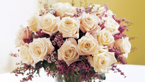 Букет белых роз на столе
