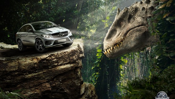 Mercedes Benz GLE купе и динозавр юрского периода обои