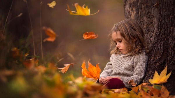 грустная девочка осенние листья фоны скачать