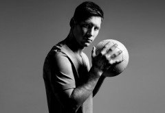 Лионель Месси футболист с мячем чернобелые фото обои HD