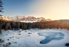 Замерзшее озеро Каэрзее в Италии обои HD