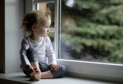 Обои маленькой девочки сидящей на окне