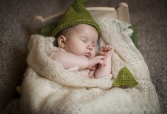 Обои спящего малыша в зеленой шапочке