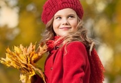 Девочка в красном пальто осенью