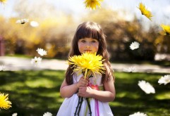 Маленькая девочка с желтым цветком обои