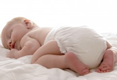Обои спящего малыша в памперсах