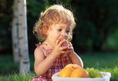 Кучерявая девочка кушает фрукты бесплатно картинки