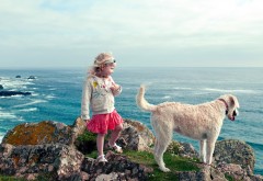 Маленькая девочка с собакай на обрыве у моря обои
