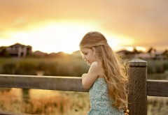 Девочка на пирсе на фоне заката солнца обои