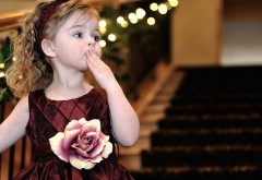 Кучерявая девочка в платье в цветочек картинки