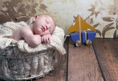 Младенец в корзине спит сладким сном обои