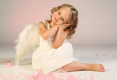 Маленькая девочка ангел с крыльями