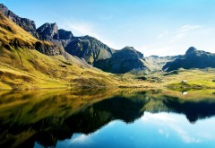 Горы и озеро картинки разрешением 2560x1600