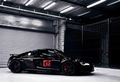 Черный Audi R8 в гараже с большими колесами обои hd