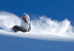 Скользящий по склону сноубордист