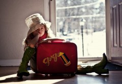 Ребенок на чемоданах заставки на рабочий стол hd