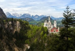 Баварский замок с башнями в горах 