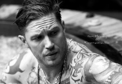Черно-белые фото Тома Харди с татуировками