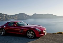 Красный Mercedes на фоне моря и гор