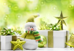 Веселые новогодний снеговик на зеленом фоне