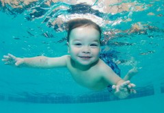 Милый маленький малыш, плавая в воде Фото, прикольные обои, скачать